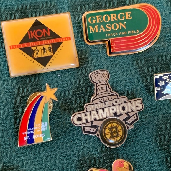 Mixed Lot of 17 Lapel Pin States, Hockey, Canadian Cities - Picture 7 of 8